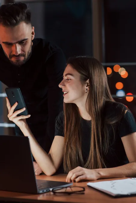 deux-professionnels-de-la-production-audiovisuelle-travaillant